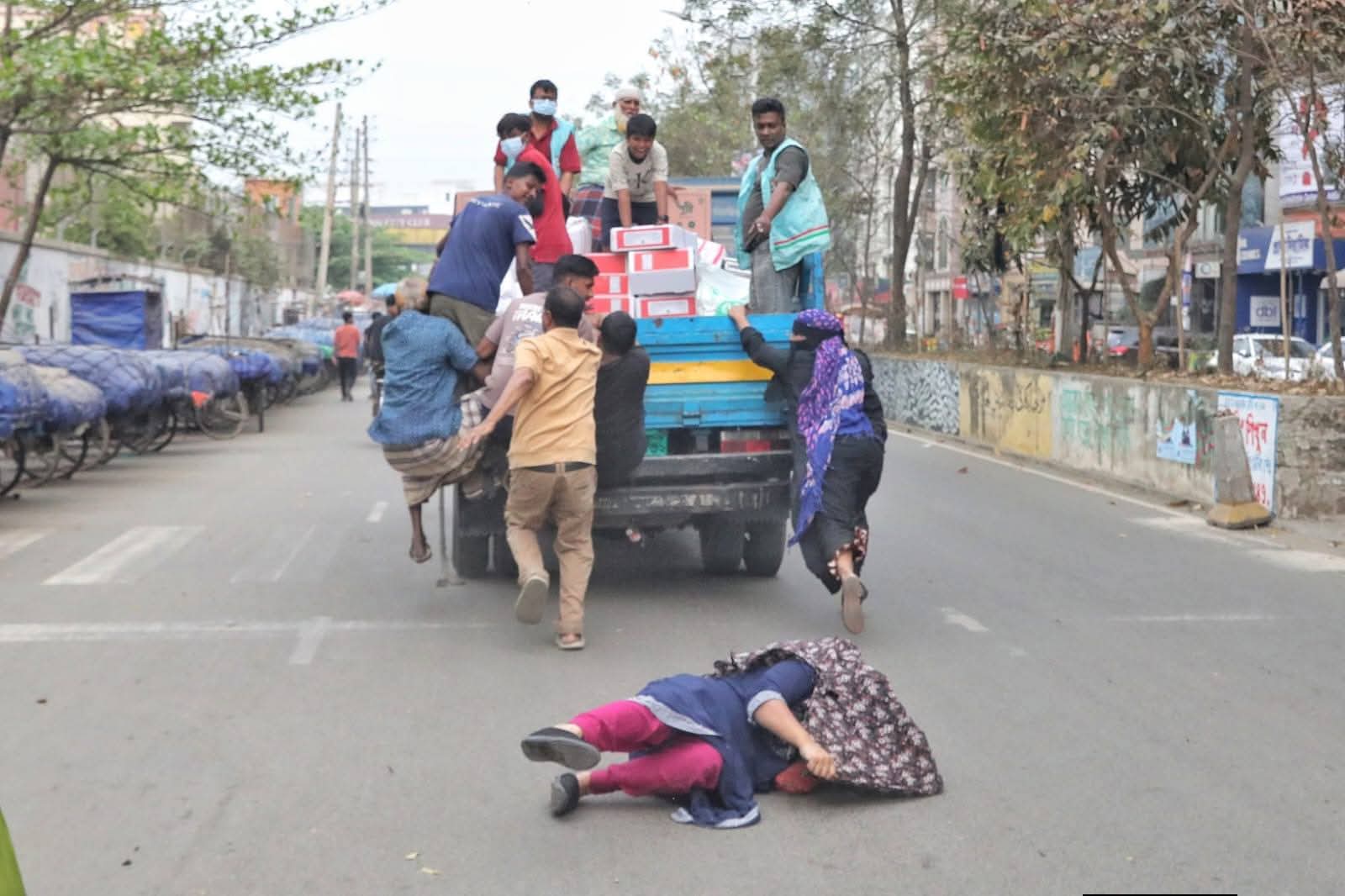 রাজধানীর উত্তরায় টিসিবির ট্রাকের পেছনে ভিড়, চলন্ত গাড়ি থেকে পড়ে আহত নারী