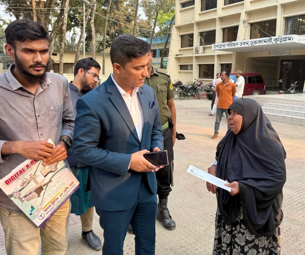 অসহায় বৃদ্ধা রেজিয়া বেগমের পাশে শিক্ষার্থীরা, উপজেলা প্রশাসনের সহায়তা