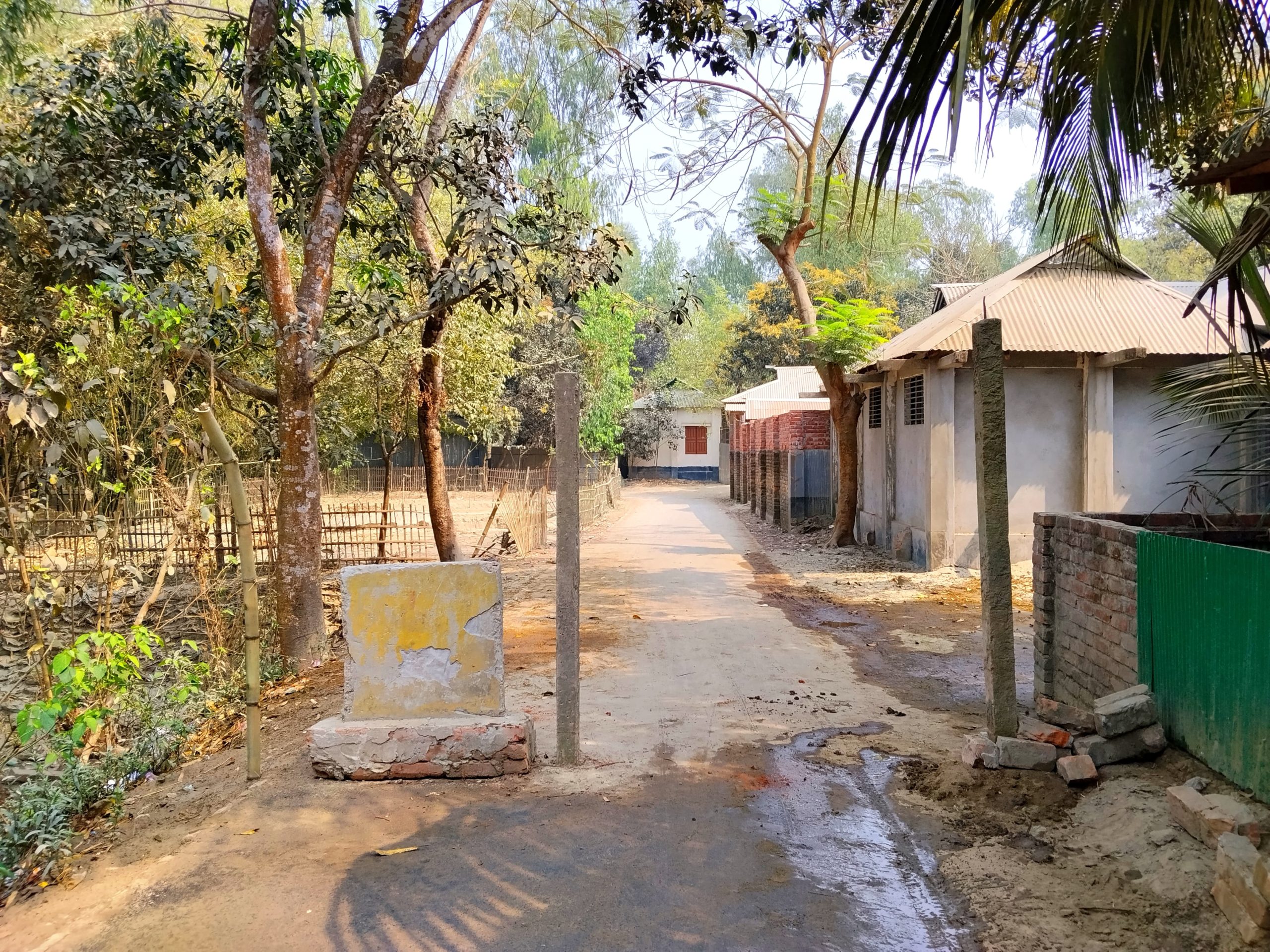 চিলমারীর রানিগঞ্জে অবৈধ বালুর ব্যবসা বন্ধে এলাকাবাসীর উদ্যোগে রাস্তা অবরোধ।