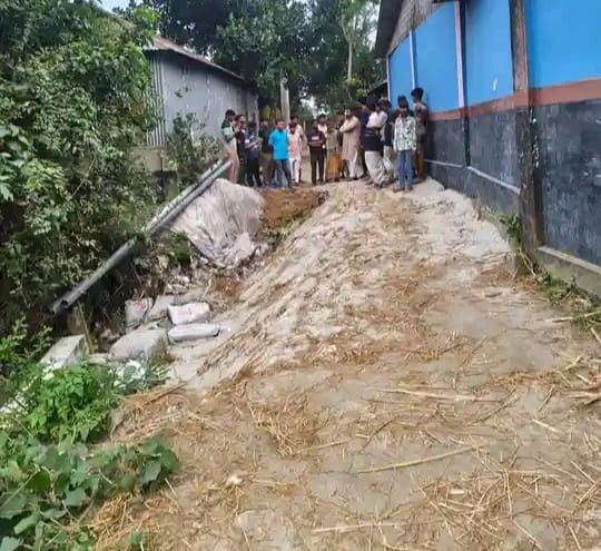 ভারী বৃষ্টিতে ধসে গেছে পূর্ব বজরার গুরুত্বপূর্ণ সড়ক, চরম দুর্ভোগে এলাকাবাসী।