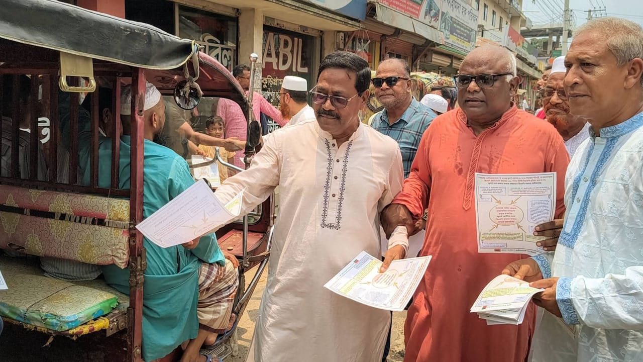 গণভোটের ‘খ’ প্রশ্ন নিয়ে বিএনপির লিফলেট বিতরণ জুলাই সনদের সঙ্গে সাংঘর্ষিক দাবি করে কুড়িগ্রামে প্রচার কার্যক্রম
