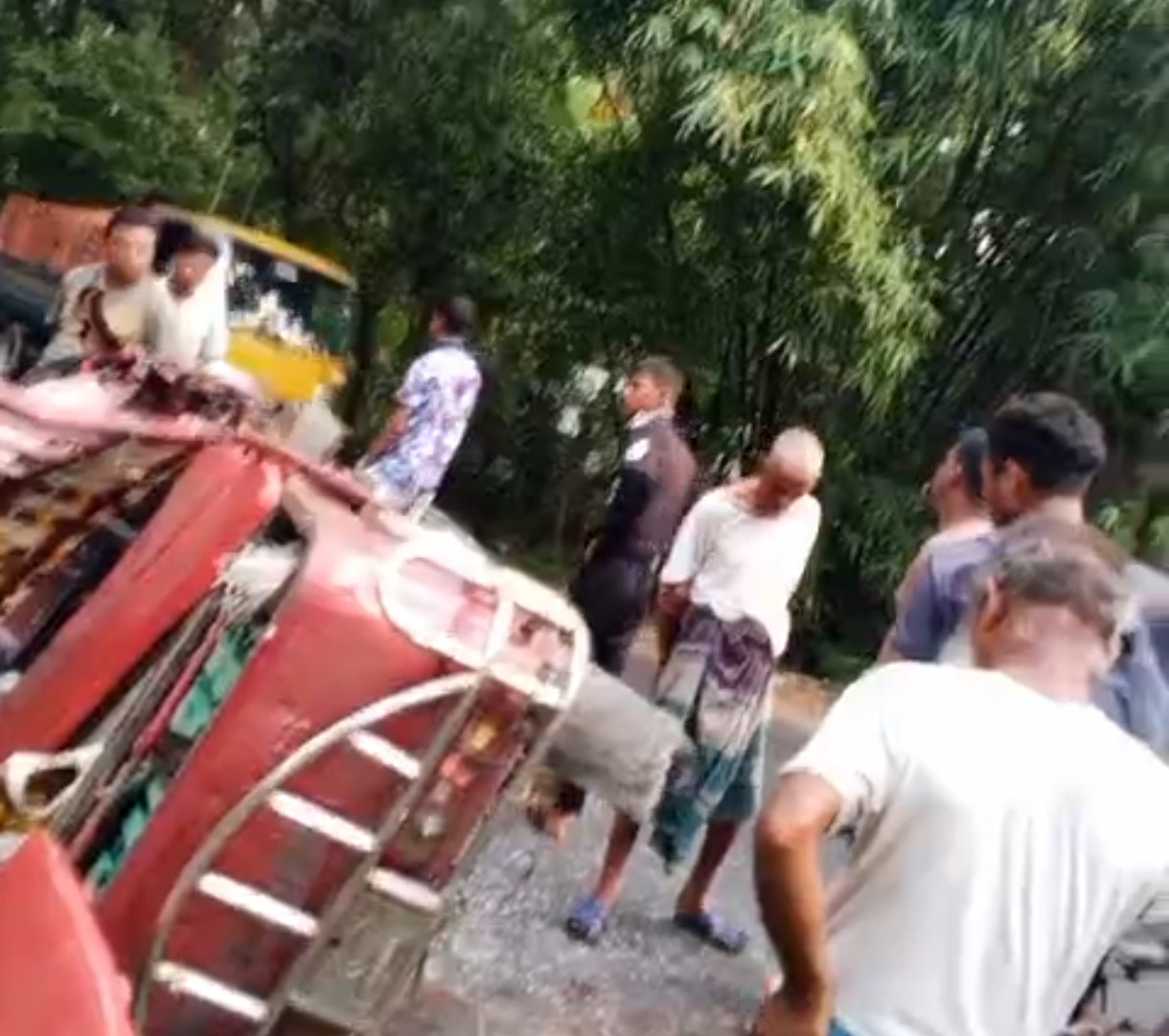 কুড়িগ্রামে ট্রাক-অটোরিকশার মুখোমুখি সংঘর্ষে সুপারি ব্যবসায়ী নিহত, আহত ৩