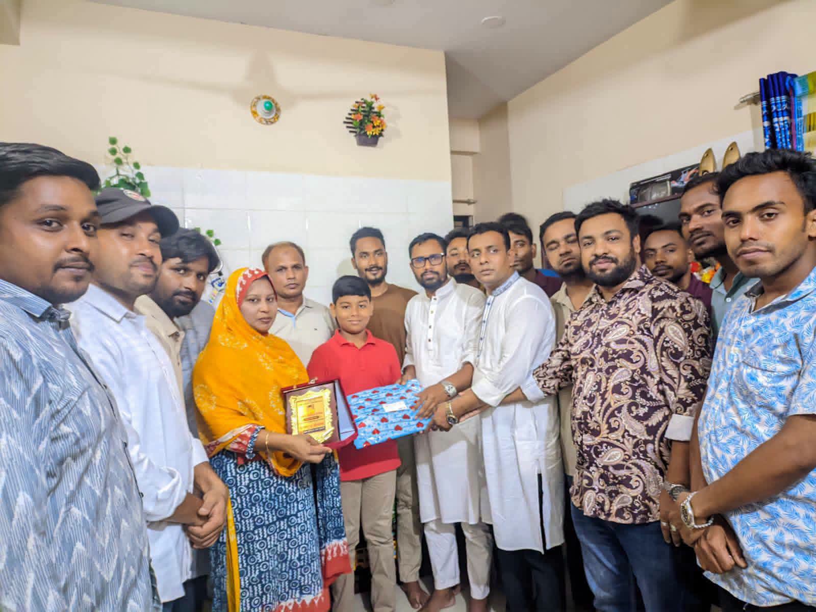 জাতীয় পর্যায়ে তৃতীয় স্থান অর্জনকারী জারিফকে জেলা ছাত্রদলের শুভেচ্ছা স্মারক প্রদান