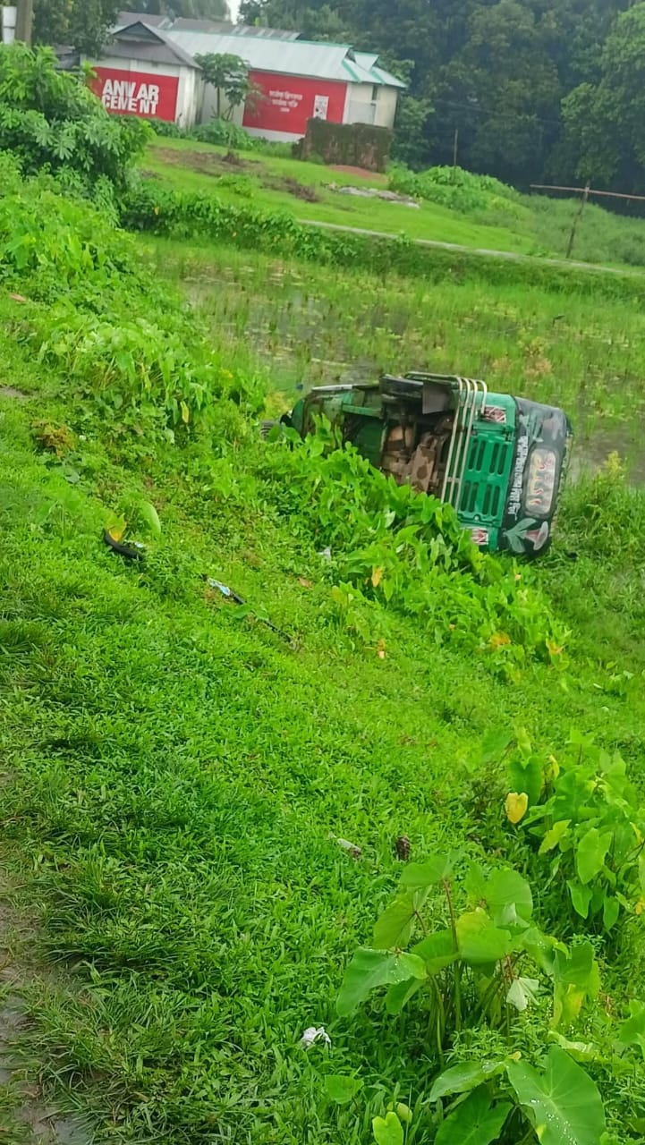নেত্রকোণার বারহাট্টা সড়কে ভয়াবহ সড়ক দুর্ঘটনা, ট্রাক-সিএনজির সংঘর্ষে ৫ যাত্রী গুরুতর আহত