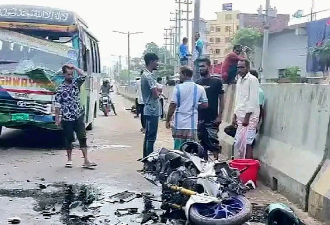 ঢাকা-আরিচা মহাসড়কে ট্র্যাজেডি, বাসের ধাক্কায় নিভে গেল তিন প্রাণ