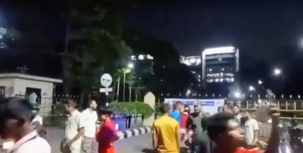 নিয়ন্ত্রণ হারিয়ে কুর্মিটোলা হাসপাতালে বাসের তাণ্ডব, নিহত ১, আহত ২