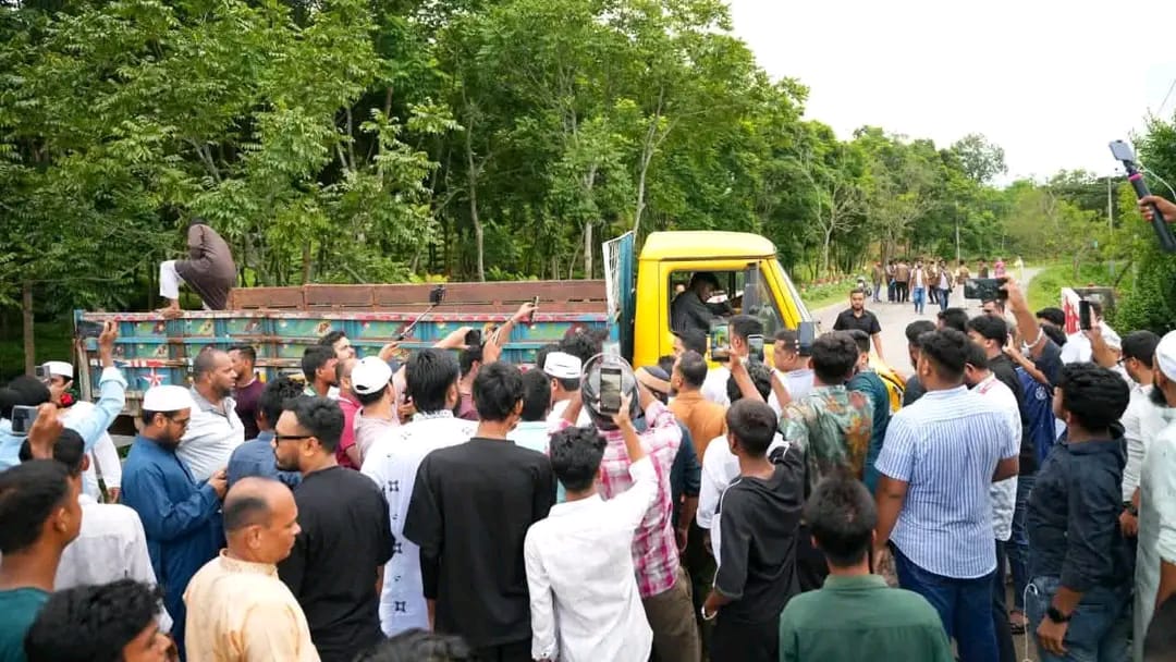 বালুর ট্রাকে আটকালো না এনসিপি,ব্যারিকেড সরিয়েই এগোল এনসিপির বহর