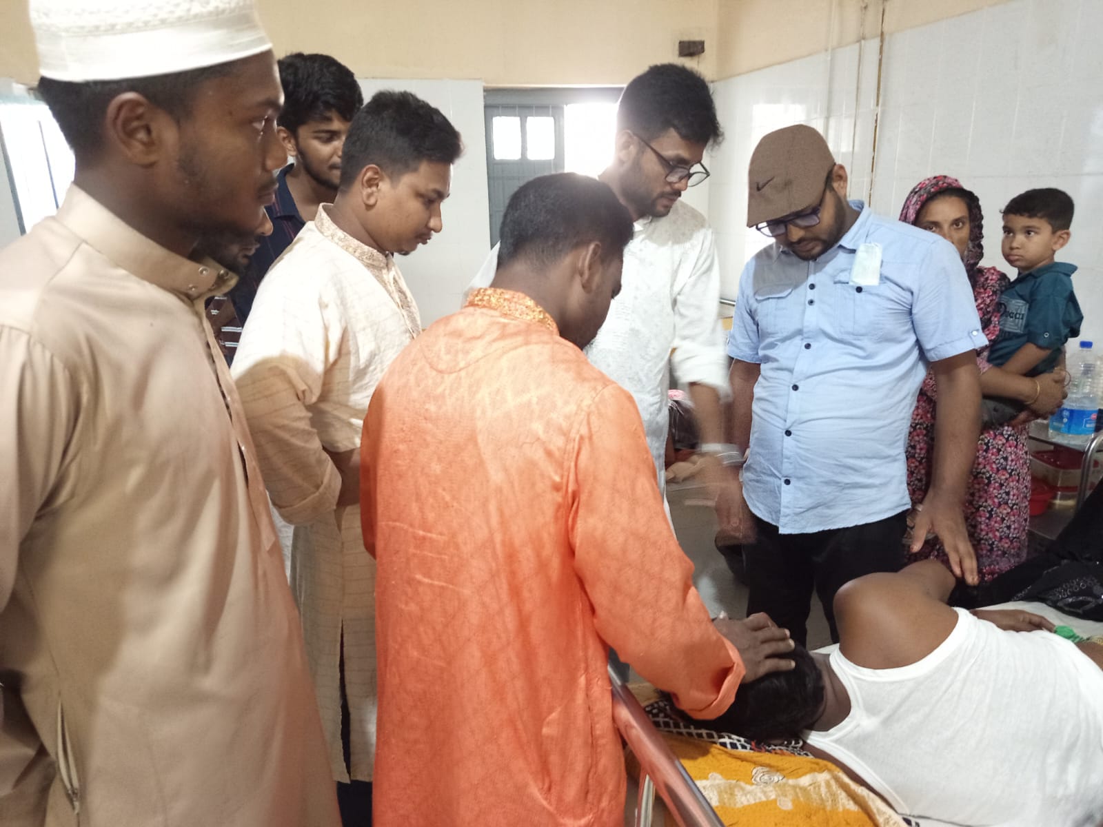 আহত ছাত্র শক্তির সদস্যদের খোঁজ নিতে হাসপাতালে বাংলাদেশ ছাত্র অধিকার পরিষদের নেতৃবৃন্দ