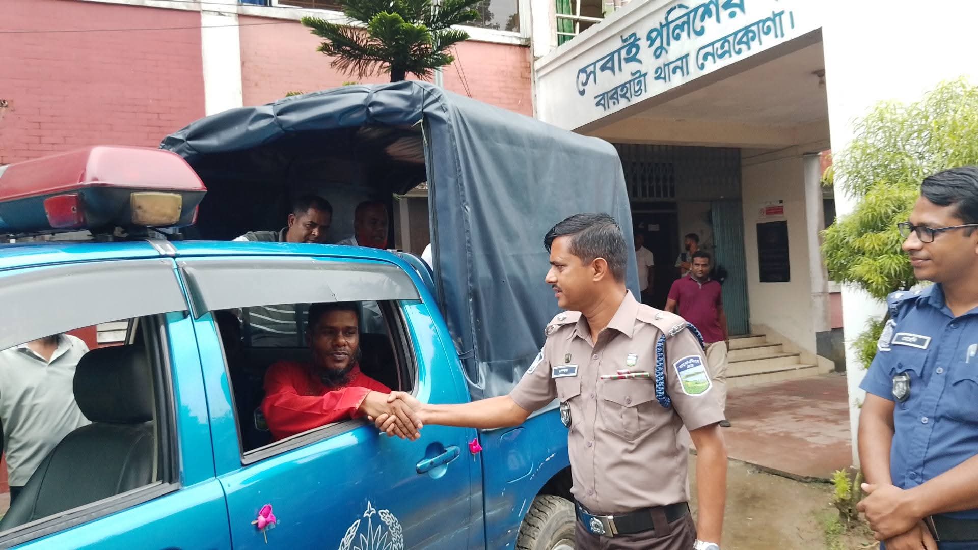বারহাট্টা থানা পুলিশ কনস্টেবলকে রাজকীয় বিদায় জানালেন ওসি