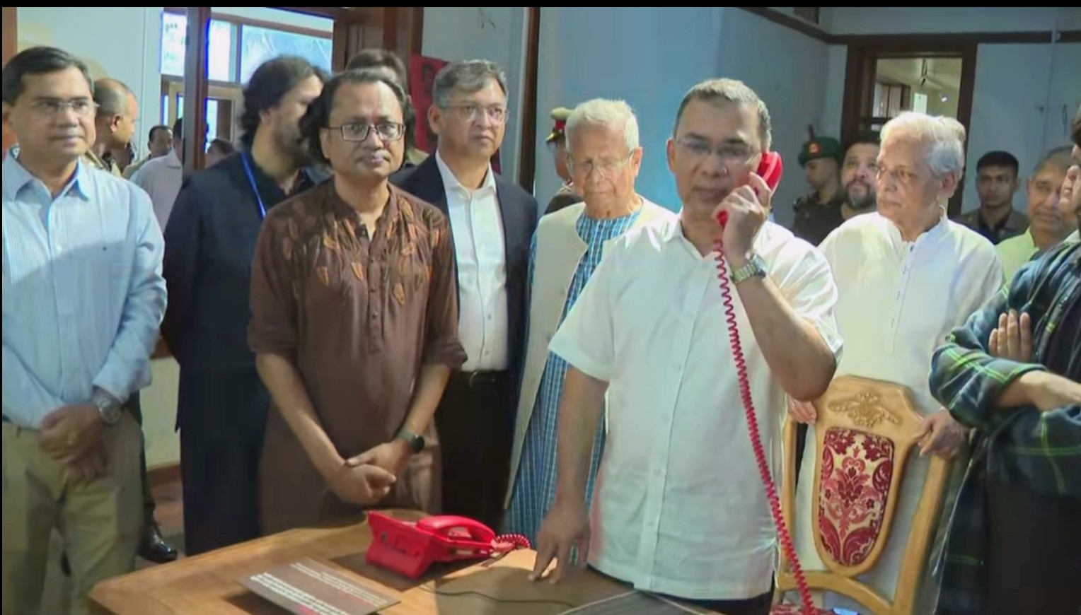 জুলাই স্মৃতি জাদুঘরে লাল টেলিফোনে শেখ হাসিনার ফোনালাপ শুনলেন প্রধানমন্ত্রী