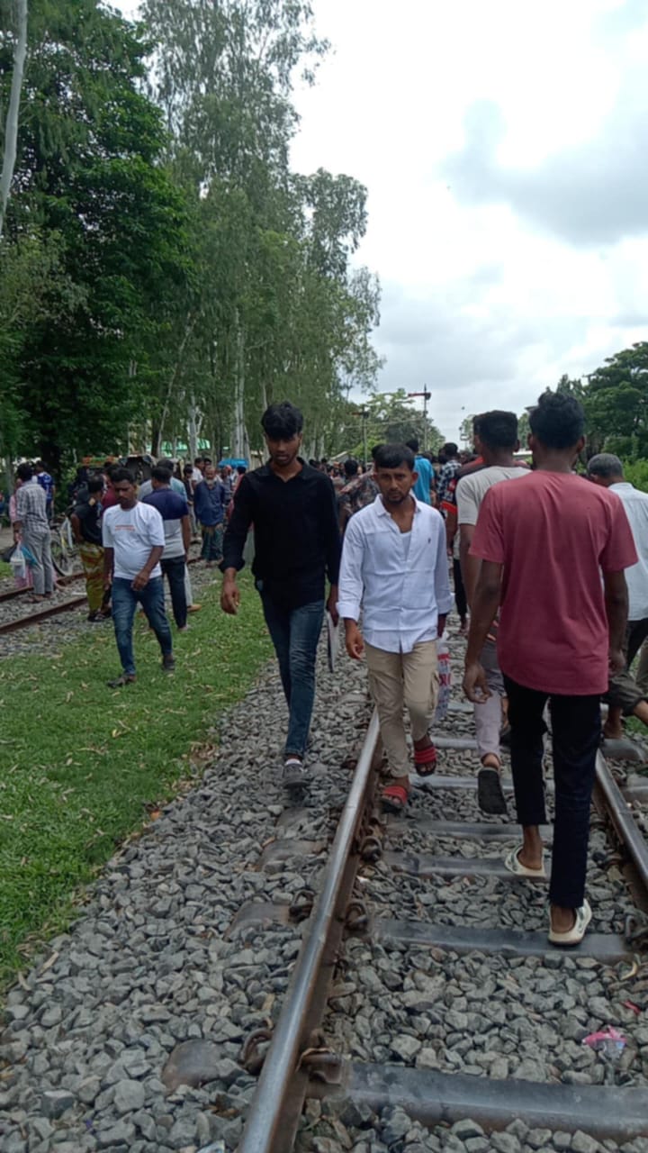 পীরগাছায় ট্রেনে উঠতে গিয়ে পা পিছলে কাটা পড়ে প্রাণ হারালেন টিটি, বাড়ি বামনডাঙ্গায়