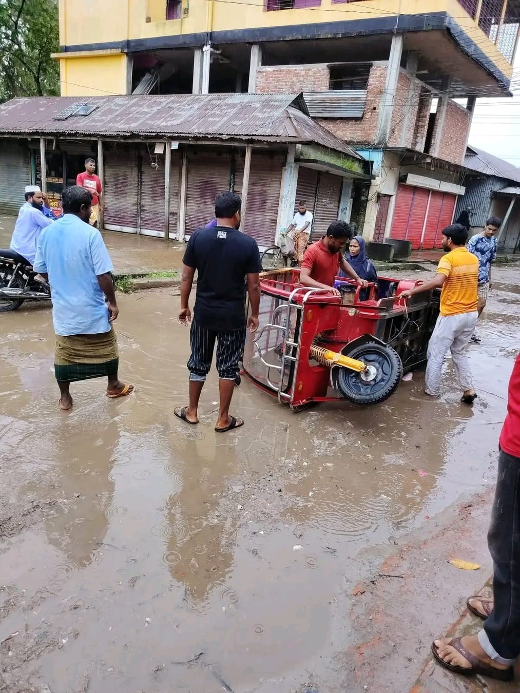 কচাকাটা বাসস্ট্যান্ড থেকে বাজার পর্যন্ত ৪০০ মিটার সড়কের বেহাল দশা, চরম দুর্ভোগে পথচারী