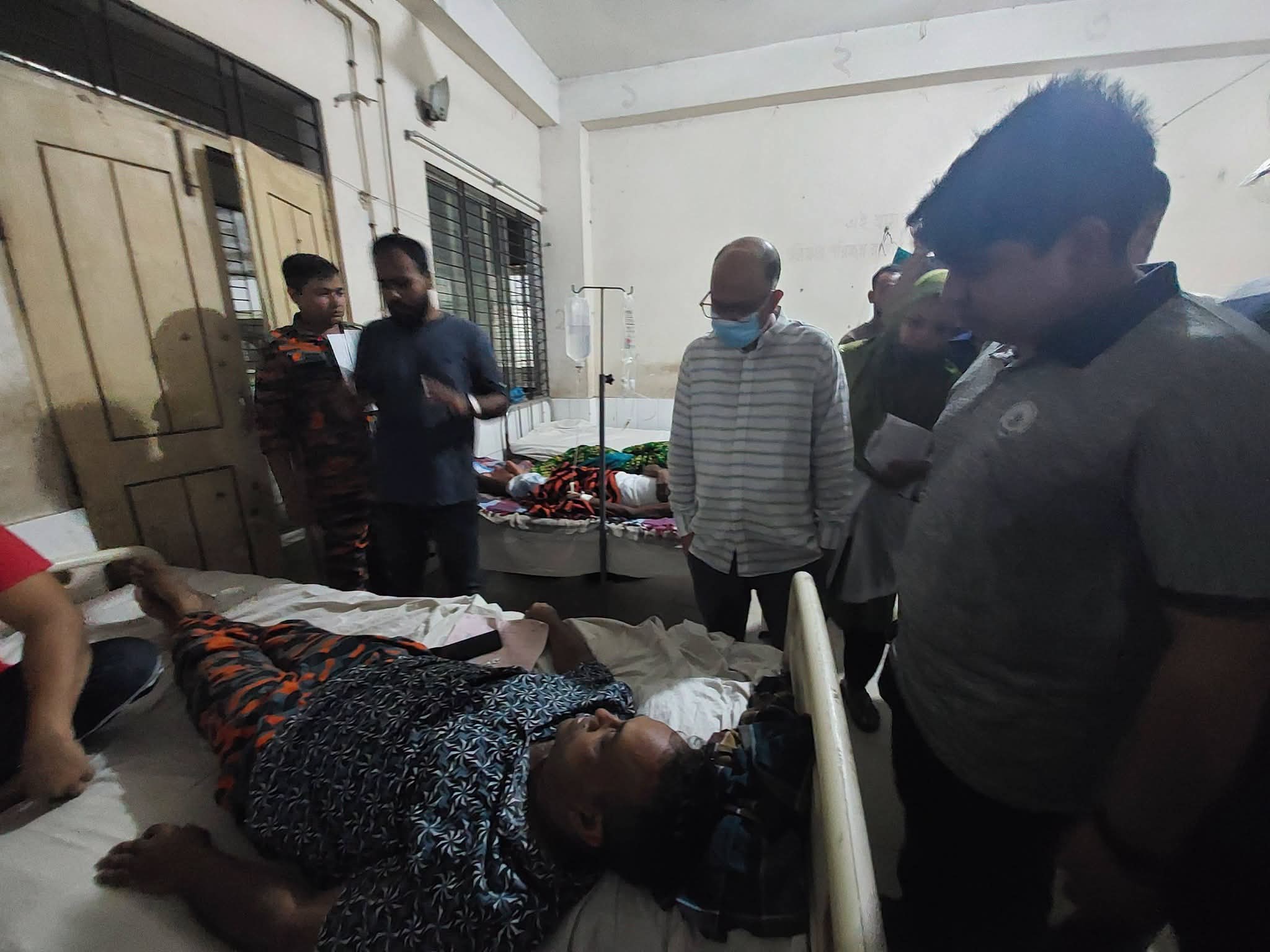 নেত্রকোণা বড় বাজারে অগ্নিকাণ্ডের ক্ষয়ক্ষতি পরিদর্শনে জেলা প্রশাসক