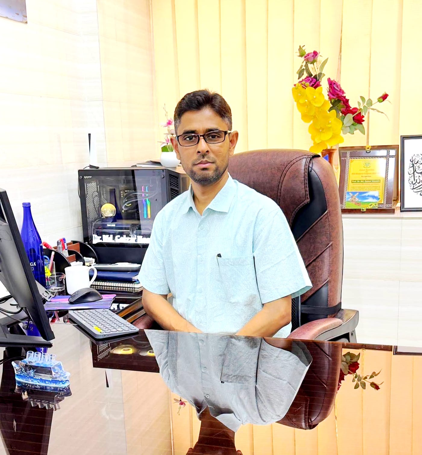 এসএসসির জিপিএ ৪.২৫ তাঁকে থামাতে পারেনি, অধ্যবসায়ে আজ বাকৃবির অধ্যাপক ড. গোলজার হোসাইন