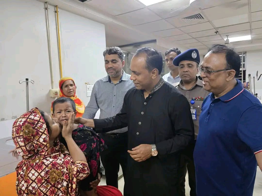 আগুনে দগ্ধ রোগীদের দেখতে হাসপাতালে গেলেন ব্যারিস্টার কায়সার কামাল