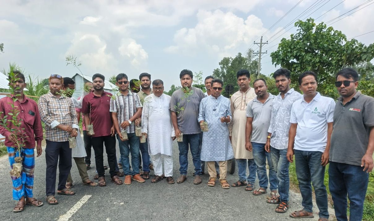 রৌমারীতে স্বেচ্ছাসেবক দলের প্রতিষ্ঠাবার্ষিকীতে বৃক্ষরোপণ ও পরিচ্ছন্নতা কর্মসূচি