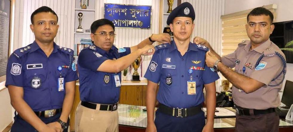 গোপালগঞ্জের পুলিশ সুপার পদোন্নতি র‍্যাঙ্ক ব্যাজ পরালেন এস.আই কে…