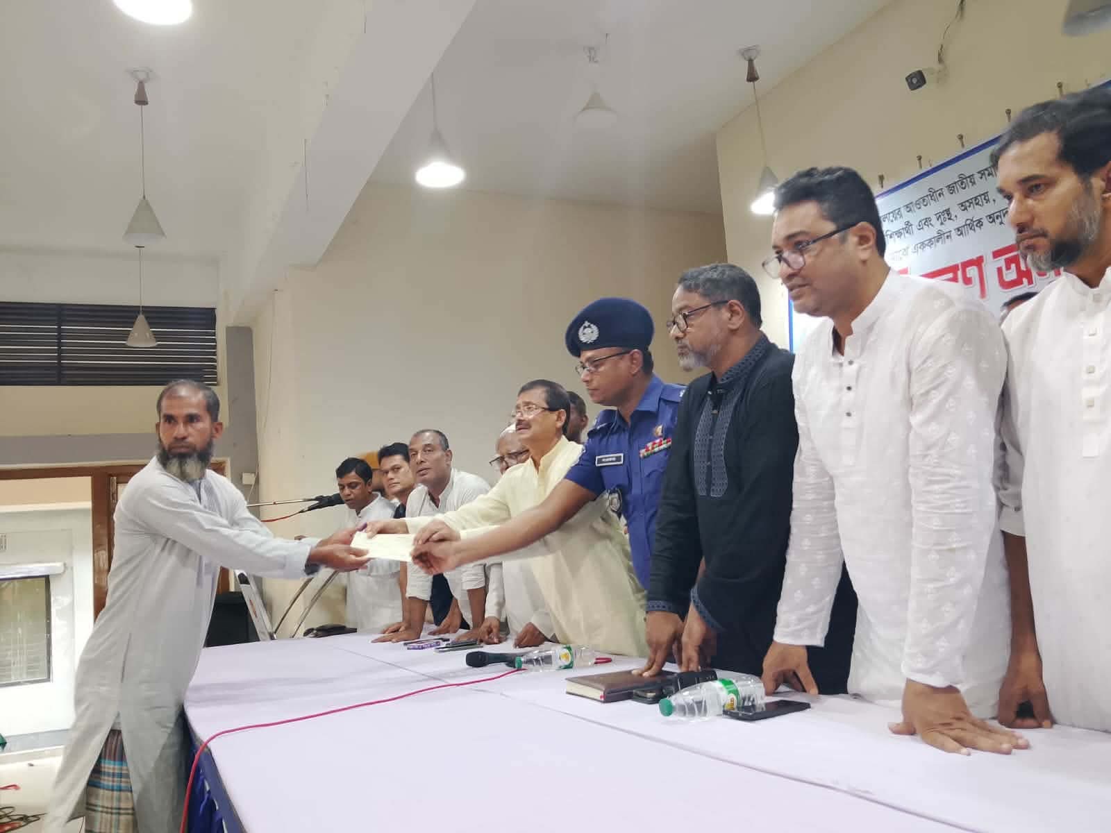 উলিপুরে অসহায় ও সুবিধাবঞ্চিতদের মাঝে আর্থিক অনুদানের চেক বিতরণ