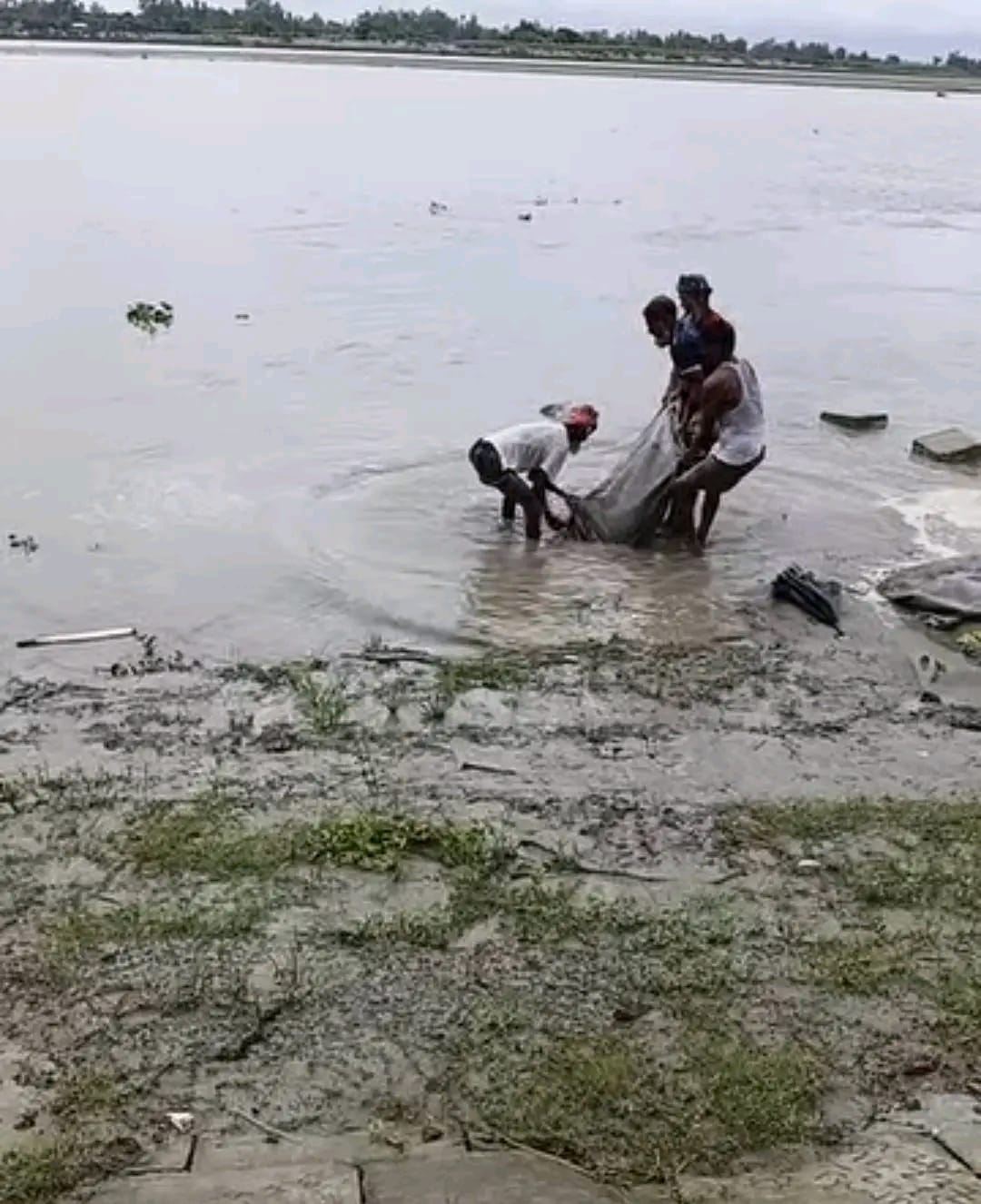 দিনে-দুপুরে নদী বাঁধ রক্ষার জিওব্যাগ লুটের অভিযোগ