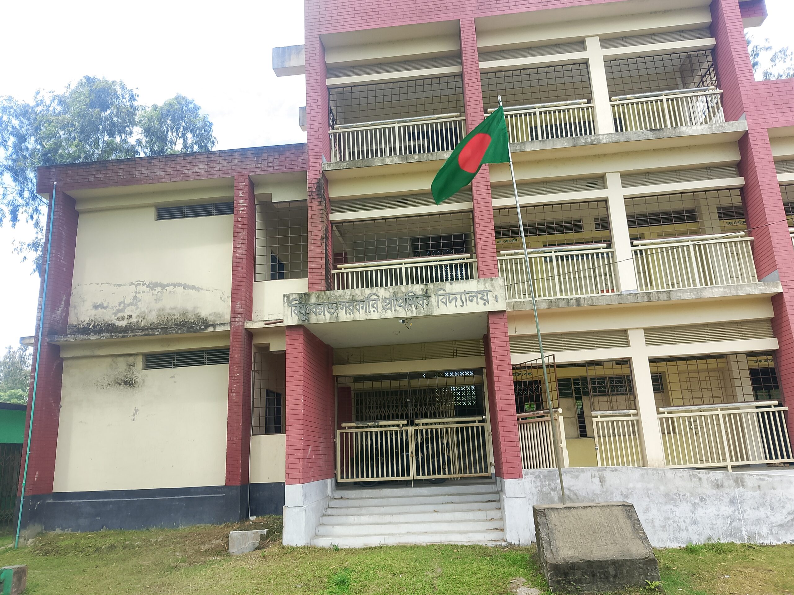 শিক্ষার্থী সংকটে উলিপুরের সরকারি প্রাথমিক বিদ্যালয়, প্রধান শিক্ষক ছাড়াই চলছে পাঠদান