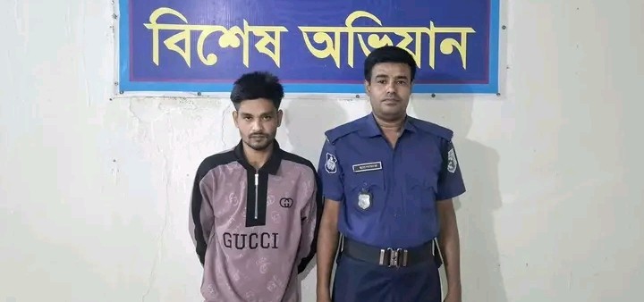 ভুরুঙ্গামারীতে ৪ লাখ টাকার অবৈধ ভারতীয় মোবাইল ফোনসহ যুবক গ্রেপ্তার