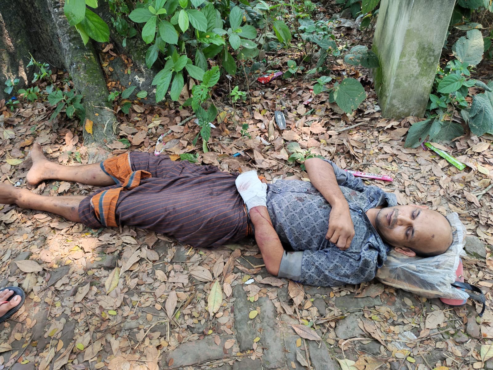 গোপালগঞ্জ কোটালীপাড়ায় শিক্ষিকাকে উত্ত্যক্ত করায় যুবককে মারধর:-