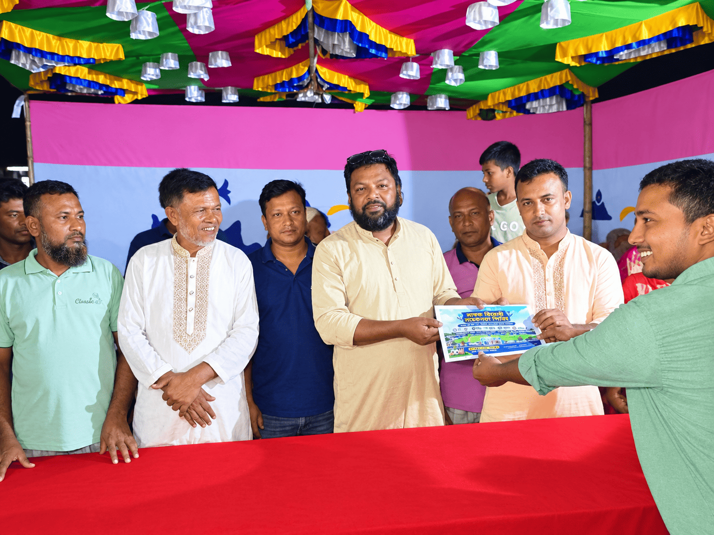 রাজারহাটে চেয়ারম্যানকে মিনি স্টেডিয়াম নির্মাণের দাবিতে স্মারকলিপি প্রদান