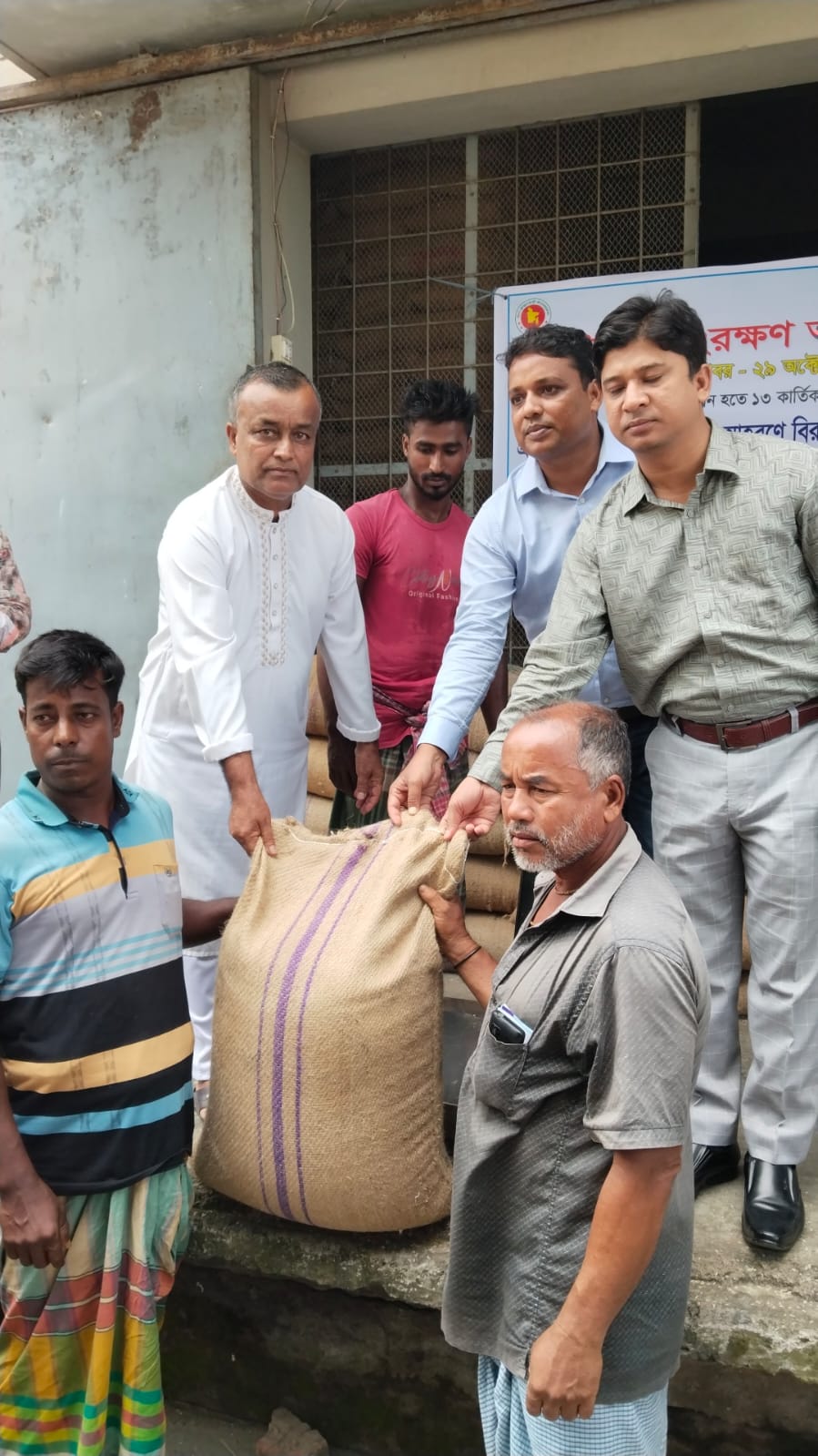 মা ইলিশ রক্ষায় টুঙ্গিপাড়ায় ৩০০ জেলে পরিবারকে খাদ্য সহায়তা, সাড়ে ৭ টন ভিজিএফের চাল বিতরণ