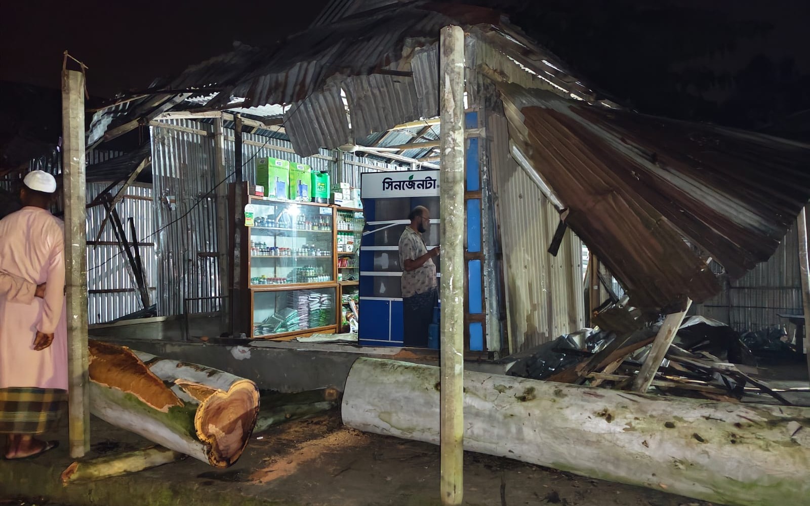 কচাকাটায় ঝড়-বৃষ্টিতে ব্যাপক ক্ষয়ক্ষতি, গাছ পড়ে ক্ষতিগ্রস্ত একাধিক দোকান