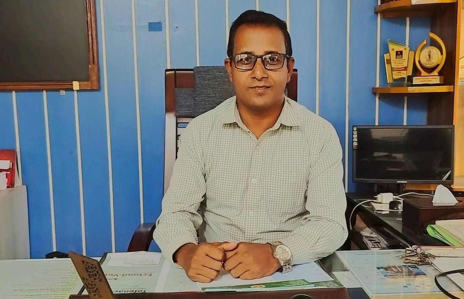 খামারি থেকে চশমা উপহার পেয়ে ফেসবুকে পোস্ট উপজেলা প্রাণিসম্পদ কর্মকর্তার