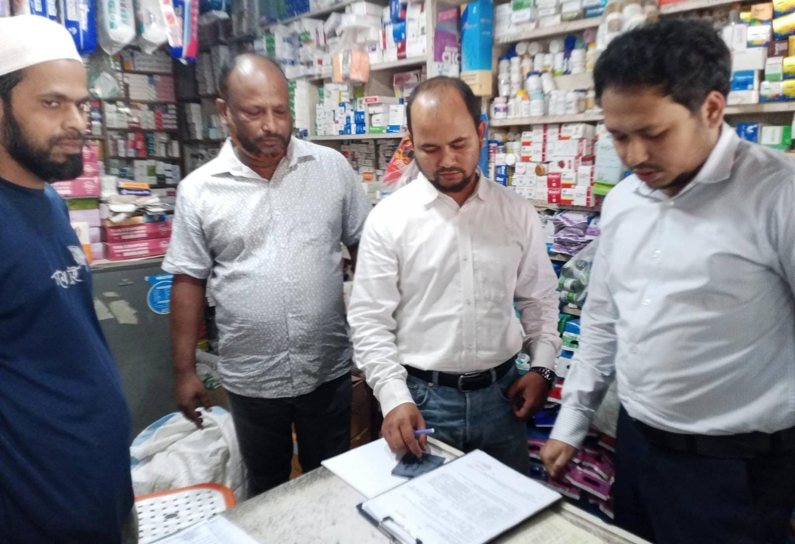 মেয়াদোত্তীর্ণ ও স্যাম্পল ওষুধ পাওয়ায় ভূরুঙ্গামারীতে ৩ ফার্মেসিকে ২৬ হাজার টাকা জরিমানা