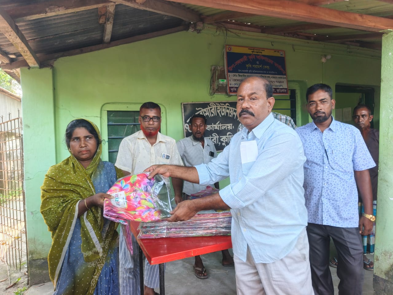 রৌমারীতে দূর্গা ষপূজা উপলক্ষে হিন্দু সম্প্রদায়ের নারীদের মাঝে ৪০০ শাড়ি কাপড় বিতরণ