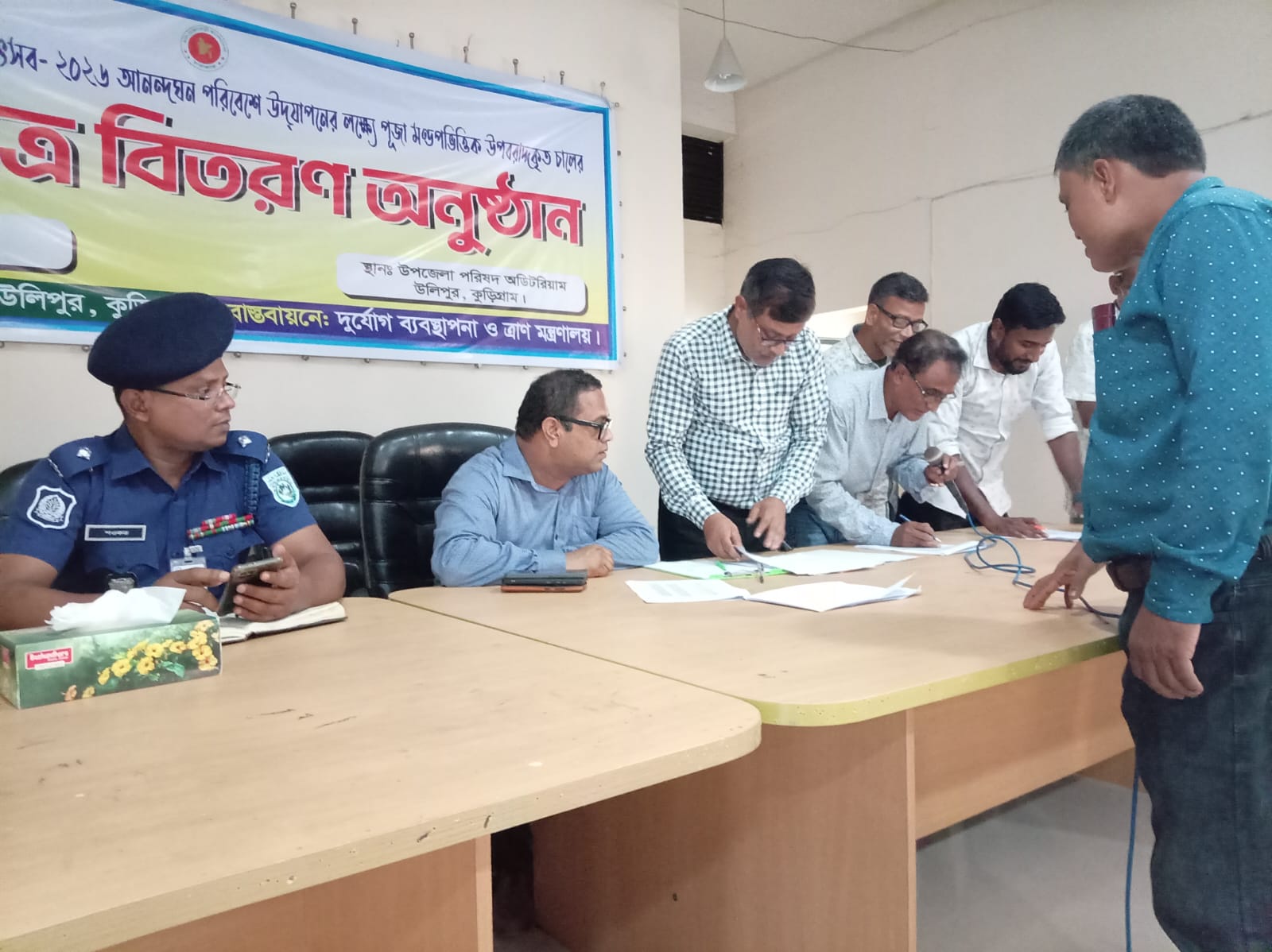 উলিপুরে ১২৫ টি পূজা মন্ডপের চালের ডিও বিতরণ