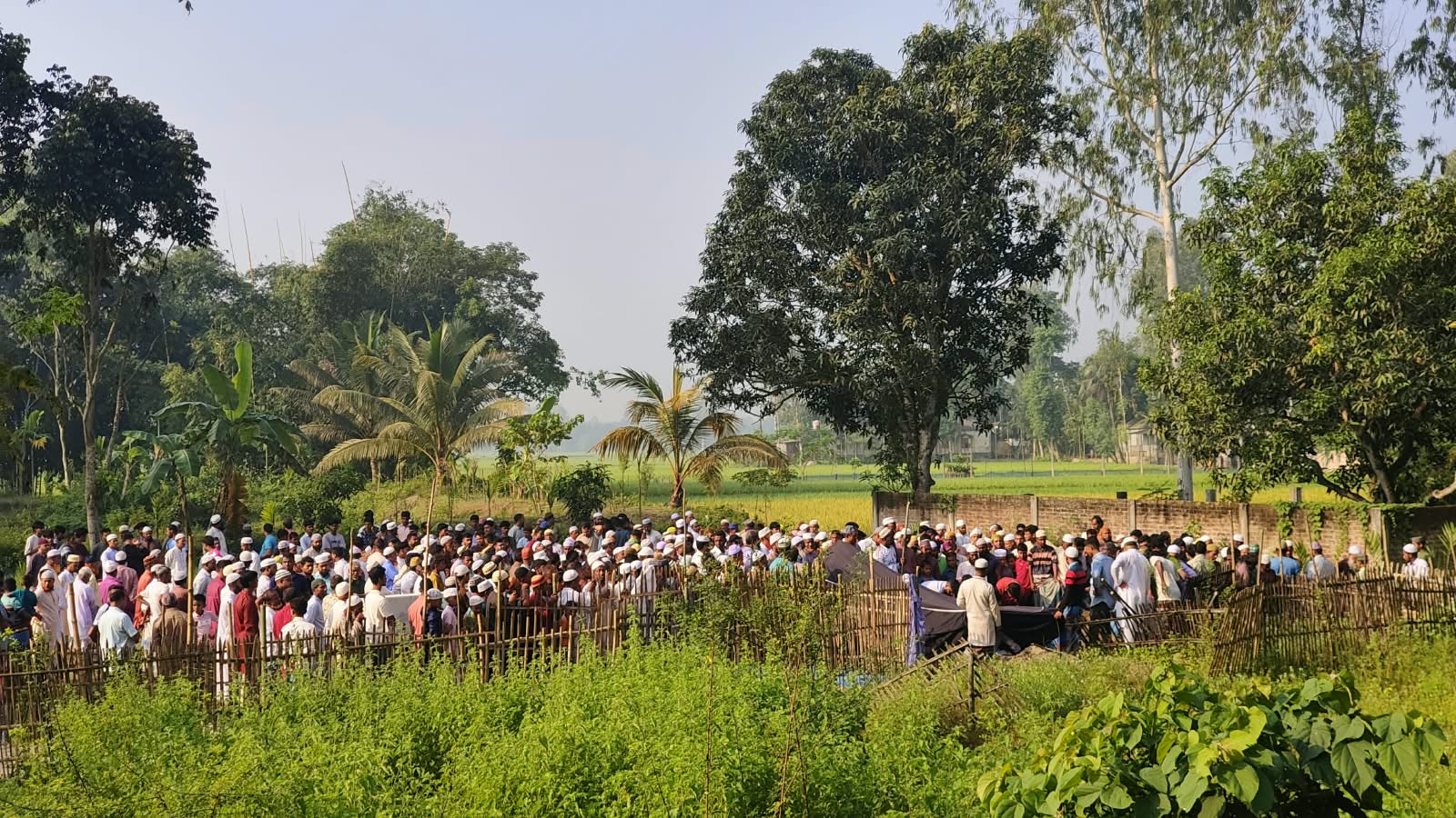 রৌমারীতে মায়ের কবরের পাশে দাফন হলো ছেলে মেয়ের