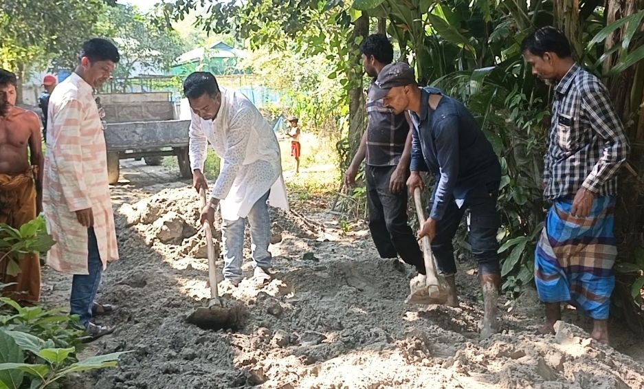রৌমারীতে নিজের অর্থয়নে রাস্তা সংস্কার করলেন বিএনপি নেতা নুর আলম খান হিরো