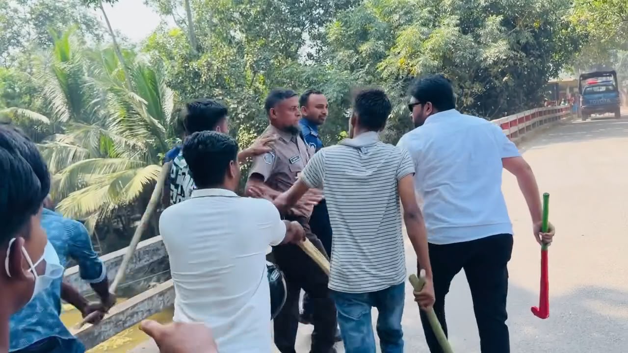 গোপালগঞ্জে ছাত্রলীগের মিছিল থেকে পুলিশের গাড়িতে হামলা ও ২ পুলিশ সদস্যকে মারধর