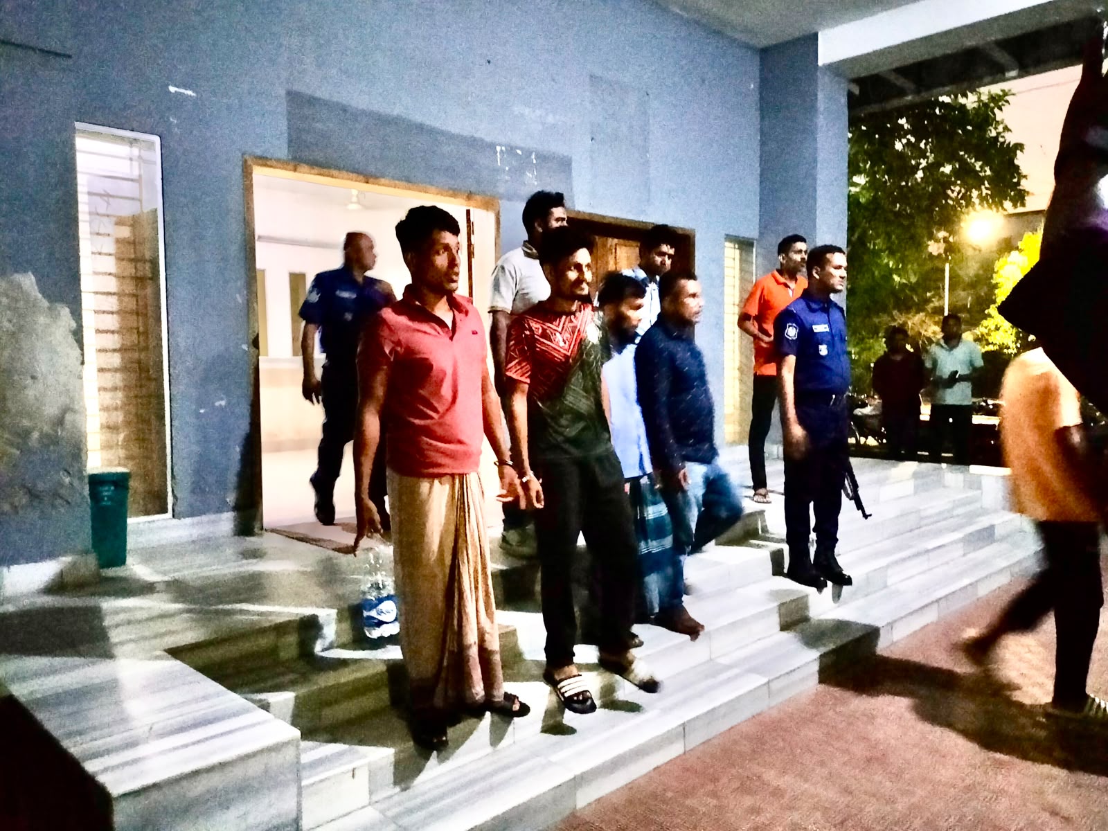 গোপালগঞ্জে ছাত্রলীগের মিছিল থেকে পুলিশের গাড়িতে হামলার ঘটনায় ১শ’ জনের বিরুদ্ধে মামলা, গ্রেফতার ৭