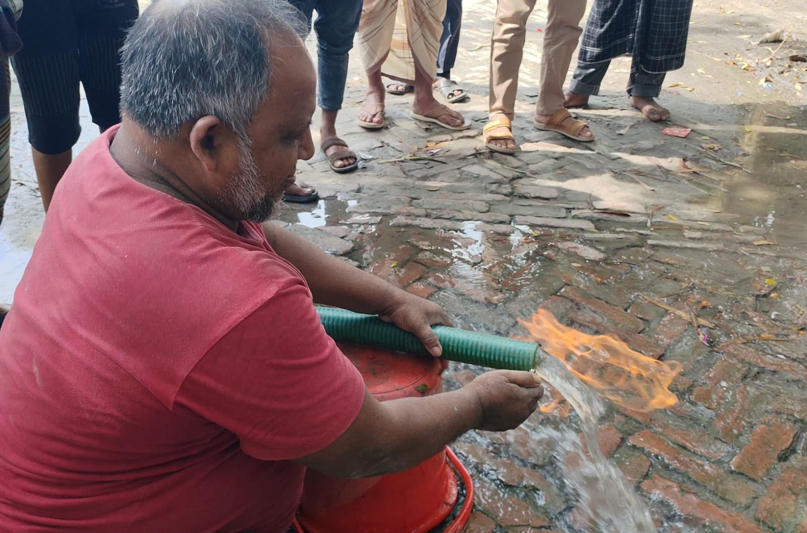 গোপালগঞ্জে সাবমারসিবল পাম্পের পানির সাথে বের হচ্ছে গ্যাস, জ্বলছে আগুন!
