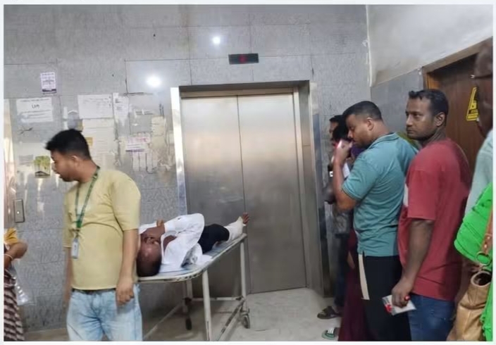 টাঙ্গাইল মেডিকেল কলেজ হাসপাতালে ৫ লিফট বিকল, দুর্ভোগে রোগী-স্বজন
